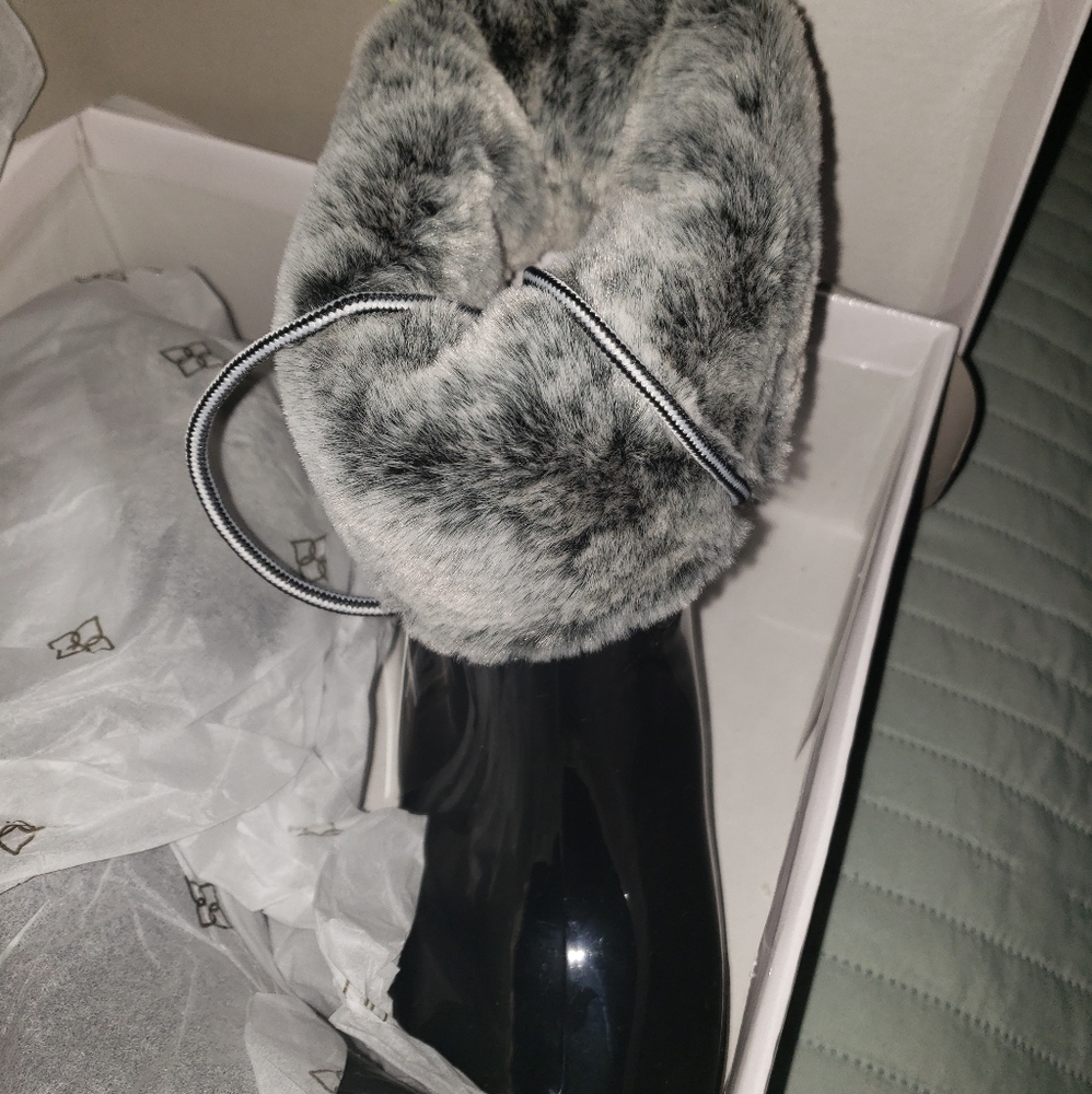 Brand new black Dav rain/snowboots